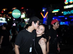 Netizen Cemburu Lihat Iqbaal Ramadhan Cium Vokalis Cewek Ini