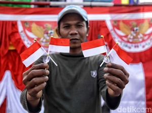 Jelang HUT RI, Pedagang Bendera Mengais Rezeki