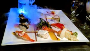 Fusion Sushi di Sini Dibuat dan Disajikan oleh  Para Ninja