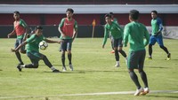 Untuk pemusatan latihan di Bali ini, pelatih timnas U-23 Luis Milla memanggil 24 pemain. Foto: Nyoman Budhiana/Antara Foto