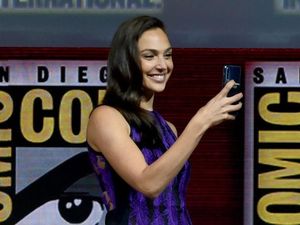Gal Gadot Tebar Pesona di Comic-Con saat Promosikan Wonder Woman 1984