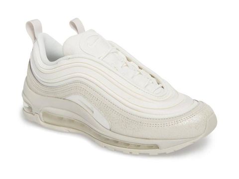 5 Sneakers Nyaman untuk Kamu yang Banyak Berdiri Saat Kerja 