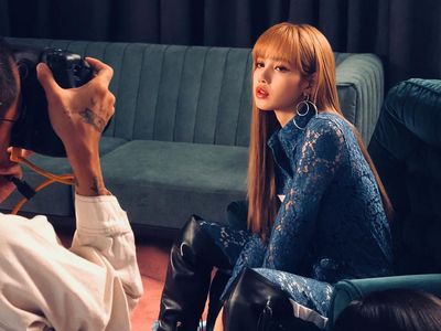 Foto: Gaya Nyentrik Lisa BLACKPINK, Tomboi Tapi Tetap Cantik