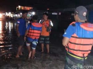 Air Pasang Terjang Warung-warung di Pantai Parangtritis Air Pasang Terjang Warung-warung di Pantai Parangtritis