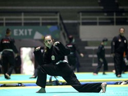 Dengan Pencak Silat, Wewey Wita Sambung Listrik Keluarga