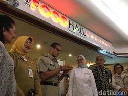 BPOM Bagi-bagi Stiker Tanda Jualan Aman Jelang Asian Games 2018