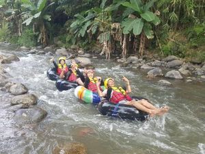 Memacu Adrenalin Sambil River Tubing di Magelang
