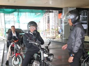 Kerennya Gaya Menteri Hanif Naik Motor Modifikasi ke Kantor