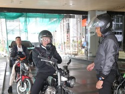 Kerennya Gaya Menteri Hanif Naik Motor Modifikasi ke Kantor