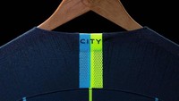 Ada sematan tulisan City di bagian luar belakang kerah jersey. (Foto: Instagram @mancity)