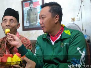 Sambil Suapi Soeharto, Menpora Janjikan Bonus dan Uang Saku Sambil Suapi Soeharto, Menpora Janjikan Bonus dan Uang Saku