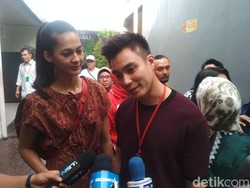 Datang ke Sidang Tio Pakusadewo, Baim Wong Bawa Hadiah