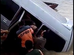 Minibus Travel Terjun ke Sungai di Riau, 2 Penumpang Tewas
