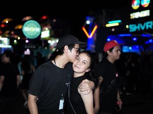 Iqbaal Ramadhan Peluk dan Cium Vokalis Band Ini, Netizen Heboh