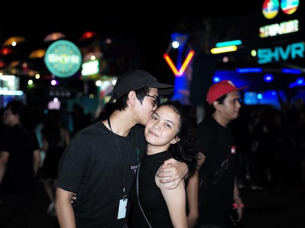 Iqbaal Ramadhan Peluk dan Cium Vokalis Band Ini, Netizen Heboh Iqbaal Ramadhan Peluk dan Cium Vokalis Band Ini, Netizen Heboh