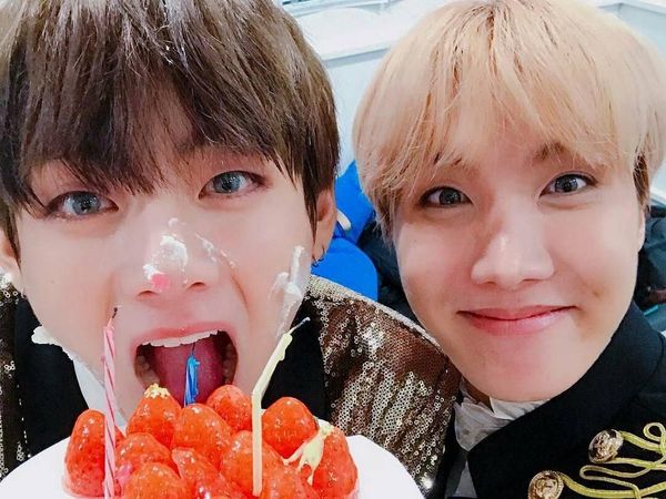 Gemasnya Gaya V BTS Saat Masak dan Makan Semangka