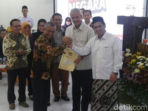 KPU Tetapkan Ganjar-Yasin sebagai Pemenang Pilgub Jateng 2018 KPU Tetapkan Ganjar-Yasin sebagai Pemenang Pilgub Jateng 2018