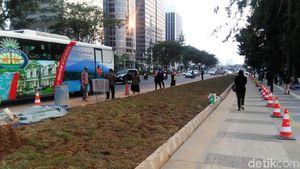 Wujud Lahan Rumput yang Halangi Halte di Jl Sudirman