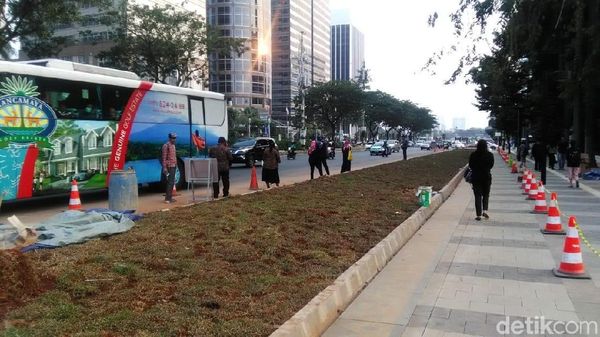 Wujud Lahan Rumput yang Halangi Halte di Jl Sudirman