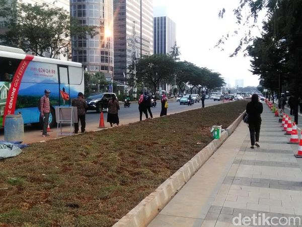 Wujud Lahan Rumput yang Halangi Halte di Jl Sudirman