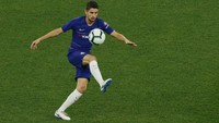 Jorginho mempunyai peran krusial untuk Chelsea sejauh 13 pertandingan di Premier League. Gajinya ada di angka 150 ribu pound sterling. (Foto: Will Russel/Getty Images)