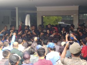 Aksi Saling Dorong Warnai Eksekusi Lahan Hotel di Cirebon