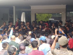 Aksi Saling Dorong Warnai Eksekusi Lahan Hotel di Cirebon