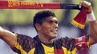 Semen Padang menjadi klub pertama Antonio Claudio di Liga Indonesia. Bek asal Brasil itu kemudian pindah ke Persija pada 2005-2006 dan ke Persib sejak 2006 sampai 2007. (Foto: Instagram @historysepakbolaindonesia)