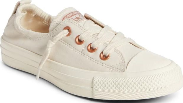 5 Sneakers Nyaman untuk Kamu yang Banyak Berdiri Saat Kerja 