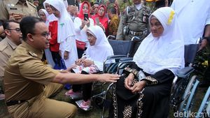 Anies Hadiri Peringatan Hari Lansia di Ragunan