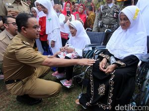 Anies Hadiri Peringatan Hari Lansia di Ragunan