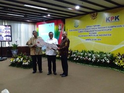 KPK Serahkan Aset Sitaan Fuad Amin-Akil Mochtar ke Kejagung