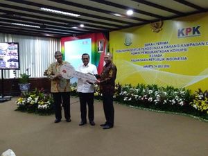 KPK Serahkan Aset Sitaan Fuad Amin-Akil Mochtar ke Kejagung KPK Serahkan Aset Sitaan Fuad Amin-Akil Mochtar ke Kejagung