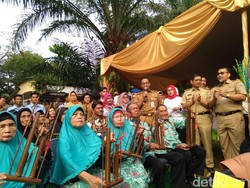 Anies Baswedan Bagi-bagi Kartu Lansia Jakarta di Ragunan