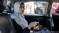 Diperiksa KPK, Inneke Tenteng Tas Mewah Louis Vuitton