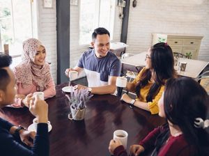 Hal yang Harus Kamu Hindari saat Makan Siang, Termasuk Makan di Meja Kerja Hal yang Harus Kamu Hindari saat Makan Siang, Termasuk Makan di Meja Kerja