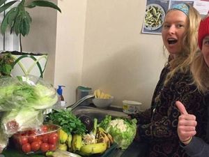 Mahasiswa Ini Buktikan Bisa Makan Enak dan Kenyang dari Mengais Tempat Sampah