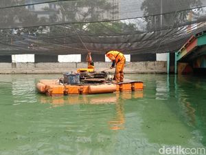 Cerita Petugas Bersihkan Kali Item: Sampah Berkurang, Bau Masih