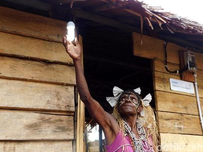 Warga Desa Enem Papua Senang Tak Lagi Gelap Gulita