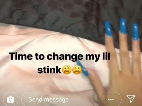 Cardi B Dikritik karena Kukunya Panjang saat Ganti Popok Bayinya