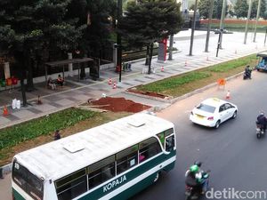 Halte Terhalang Rumput di Jl Sudirman, Pemprov Sediakan Penghubung Halte Terhalang Rumput di Jl Sudirman, Pemprov Sediakan Penghubung