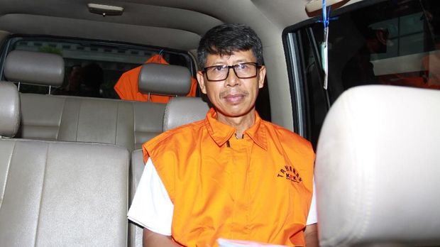 Tersangka suap eks Kepala Lapas Sukamiskin Wahid Husen, di Gedung KPK, Jakarta, Senin (23/7).