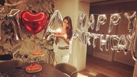 Gulse juga tak kalah romantis. Ini kejutan ulang tahun untuk Mesut Oezil (Foto: dok.Instagram)