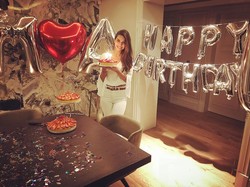 Gulse juga tak kalah romantis. Ini kejutan ulang tahun untuk Mesut Oezil (Foto: dok.Instagram)