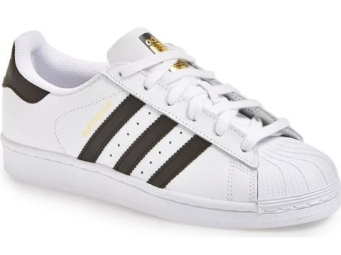 5 Sneakers Nyaman untuk Kamu yang Banyak Berdiri Saat Kerja 