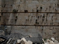 Batu 100 Kg Jatuh dari Tembok Ratapan, Nyaris Timpa Peziarah