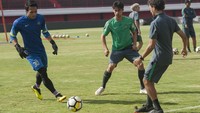 Latihan pada hari pertama diikuti oleh 20 pemain. Empat pemain yang absen adalah Ezra Walian, Evan Dimas, Ilham Udin Armaiyn, dan Saddil Ramdani. Foto: Nyoman Budhiana/Antara Foto