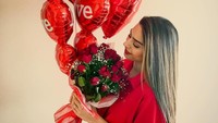Oezil sering memberikan kejutan untuk Gulse. Bunga dan balon berbentuk hati ini menjadi buktinya. (Foto: dok.Instagram)