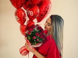Oezil sering memberikan kejutan untuk Gulse. Bunga dan balon berbentuk hati ini menjadi buktinya. (Foto: dok.Instagram)