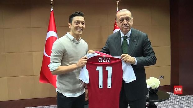 Foto bersama Tayyip Erdogan adalah pemicu dari pengunduran diri Oezil dari timnas Jerman.